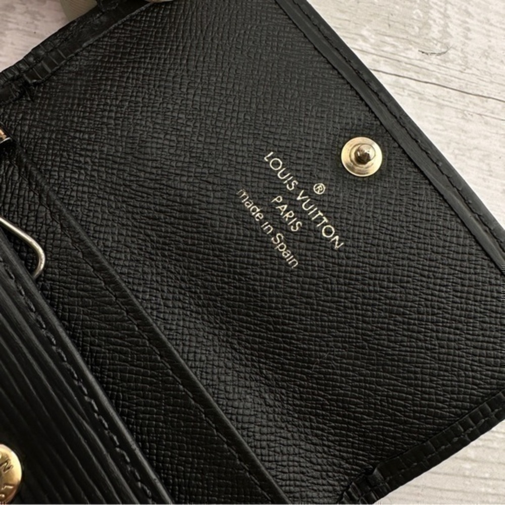 AUTHENTIC Louis Vuitton key holder. Previously owned. Color: Black. - Picture 13 of 14